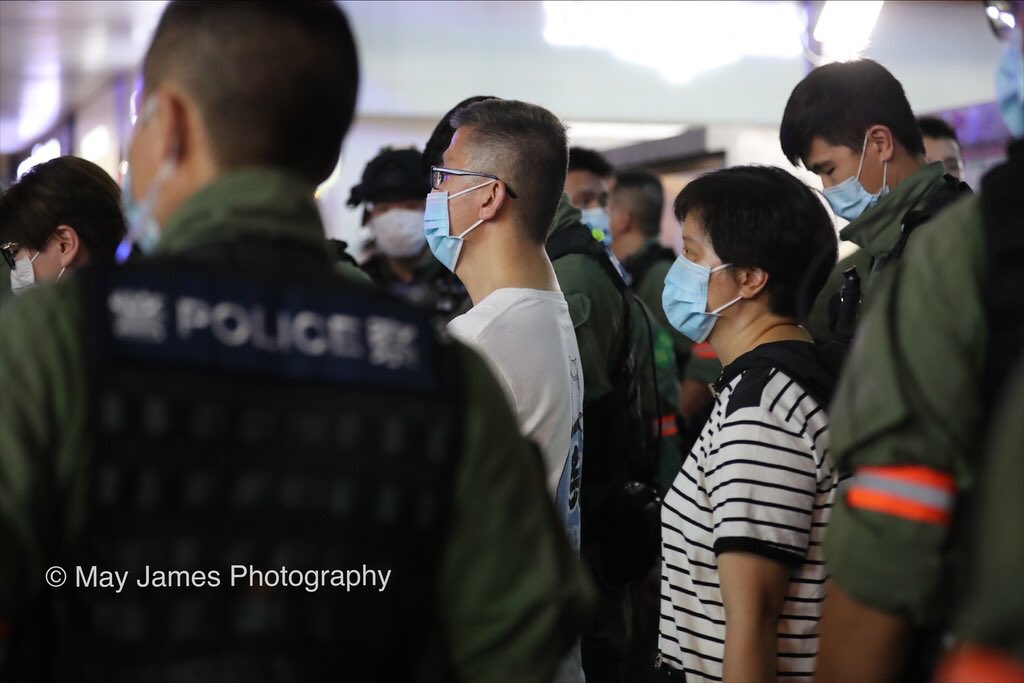 SiuSinGallery's tweet photo. About 50 been taken away by 4 police vans at night. https://t.co/mAAd9SKeuc