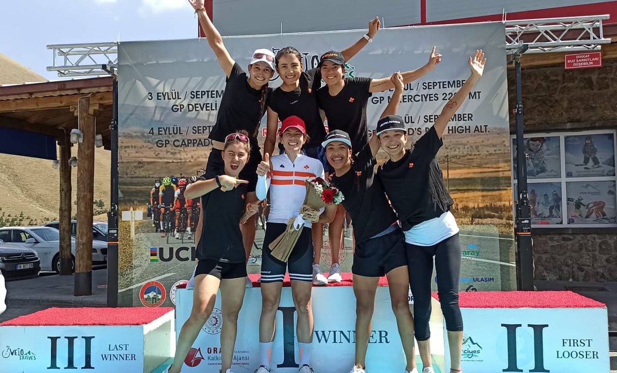 fedeciclismocol's tweet photo. Podio de @caroupe (Colnago CM) en el #GPWorldBestHigh de Turquía 🇹🇷 carrera de 88 kms con ascenso final de 22 kms a 2.200 SNM.
1️⃣ María Novolodskaia 🇷🇺2️⃣ Anastasia Chursina 🇷🇺 3️⃣ Carolina Upegui 🇨🇴 Foto: @colnagocmwomen https://t.co/Nwo9UTTo8j