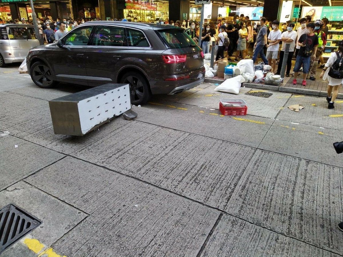 旺角西洋菜南街下午4時發生衝突，警方截查聚集人士期間，有人群堵路，有人投擲物品，警員發射胡椒球彈槍驅散。