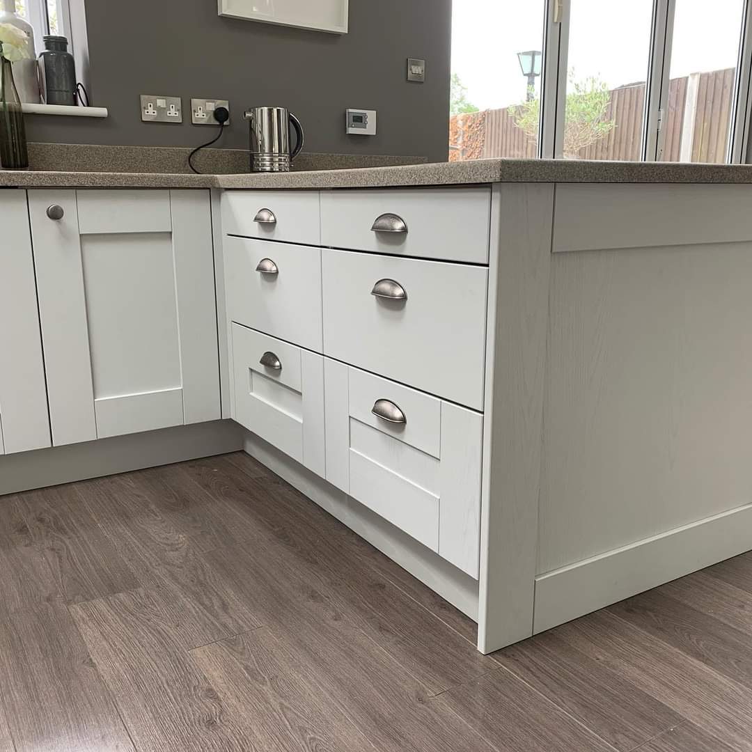 ChingfordAFC's tweet photo. Great to have Sam down yesterday from new reserves sponsor @SThomasKitchens for the first game of the season.

Great to have such a top quality craftsman on board, thank you for your support Sam 🤝 https://t.co/PbxYGygPzE