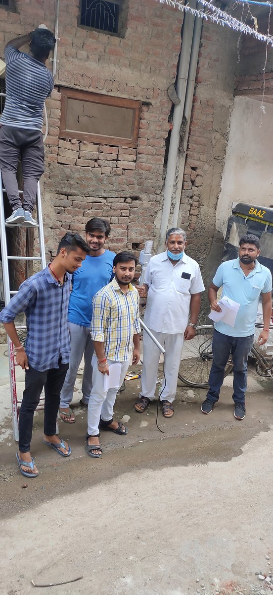 KISHANKUMARJHA_'s tweet photo. #जगमगाता_मुकुन्दपुर_जगमगाती_दिल्ली।

#माननीय_विधायक_श्री @Sanjeev_aap जी के अथक प्रयासों से आज #मुकुन्दपुर_D_Block और #शुक्ला_कॉलोनी में #मुख्यमंत्री_स्ट्रीट_लाइट_योजना के तहत अपने साथियों के साथ मिलकर #LED_LIGHTS लगवाया।
@ArvindKejriwal https://t.co/n5kESburbR