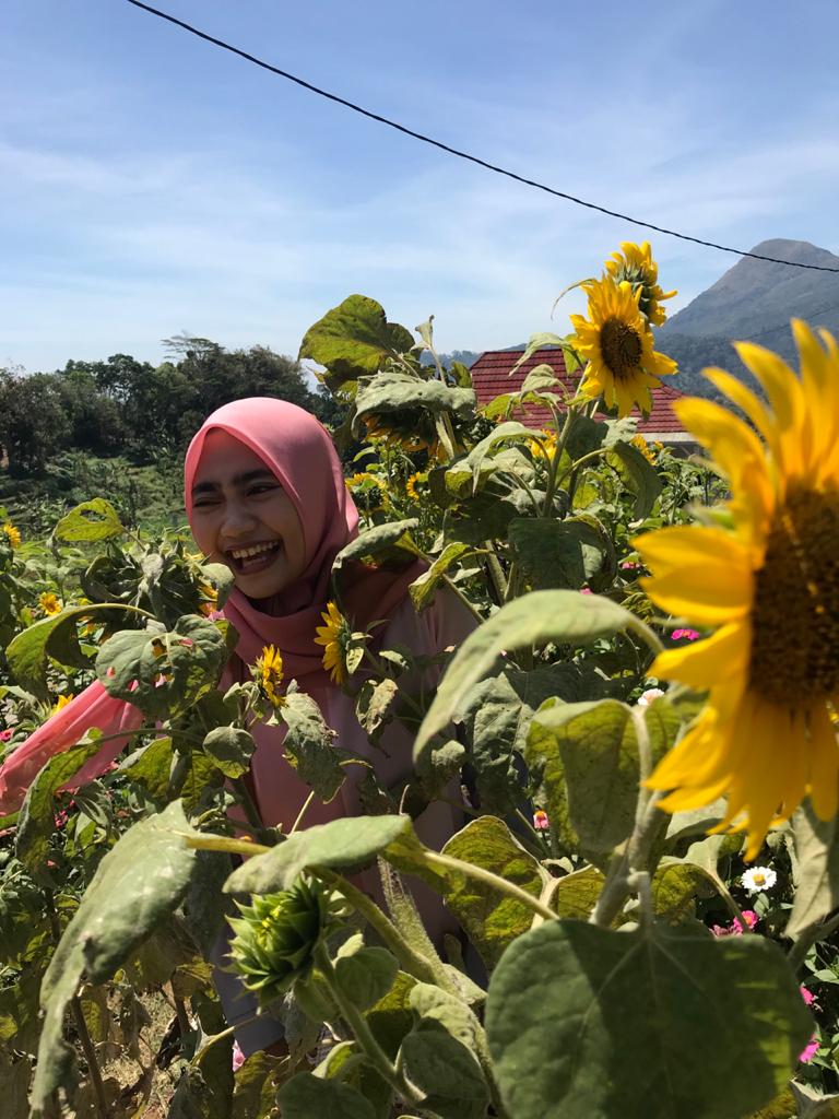vioyya's tweet photo. "There is nothing 
prettier in the 
world wide world 
than a girl 
in love with 
every breath 
she takes"

—anonim https://t.co/kQBJtgnAdF