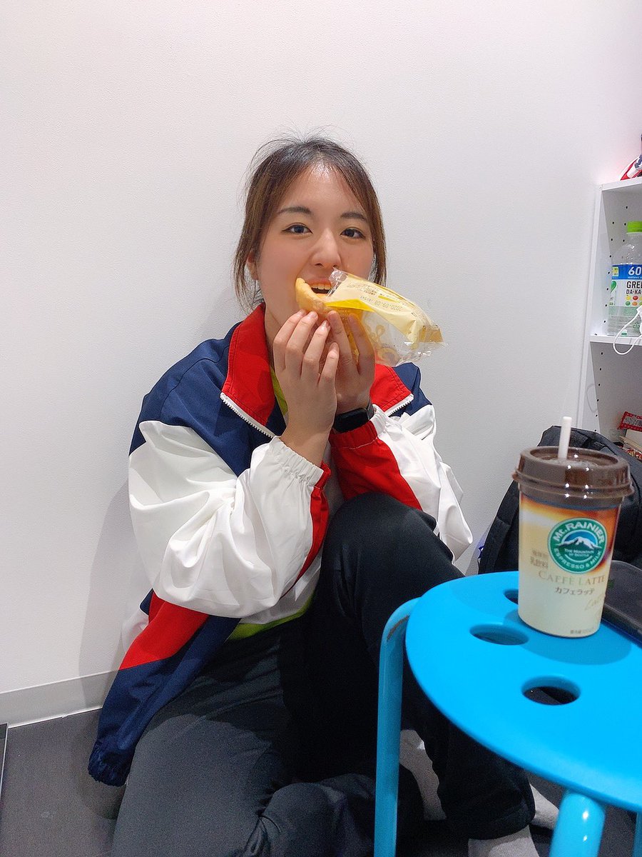 kamata_cho79's tweet photo. 紹介が遅くなりましたが、
蒲田に新スタッフの谷川やよいトレーナーが入ってきてくれました😛

休憩中にシュークリームを幸せそうに食べてる写真をパシャリ🤳✨

お客さんと楽しそうに会話したり、チアで備わった柔軟性を披露してくれたりと、店舗でも沢山活躍してくれてます！ぜひ覚えてください😚💕 https://t.co/W92OJRfNKJ