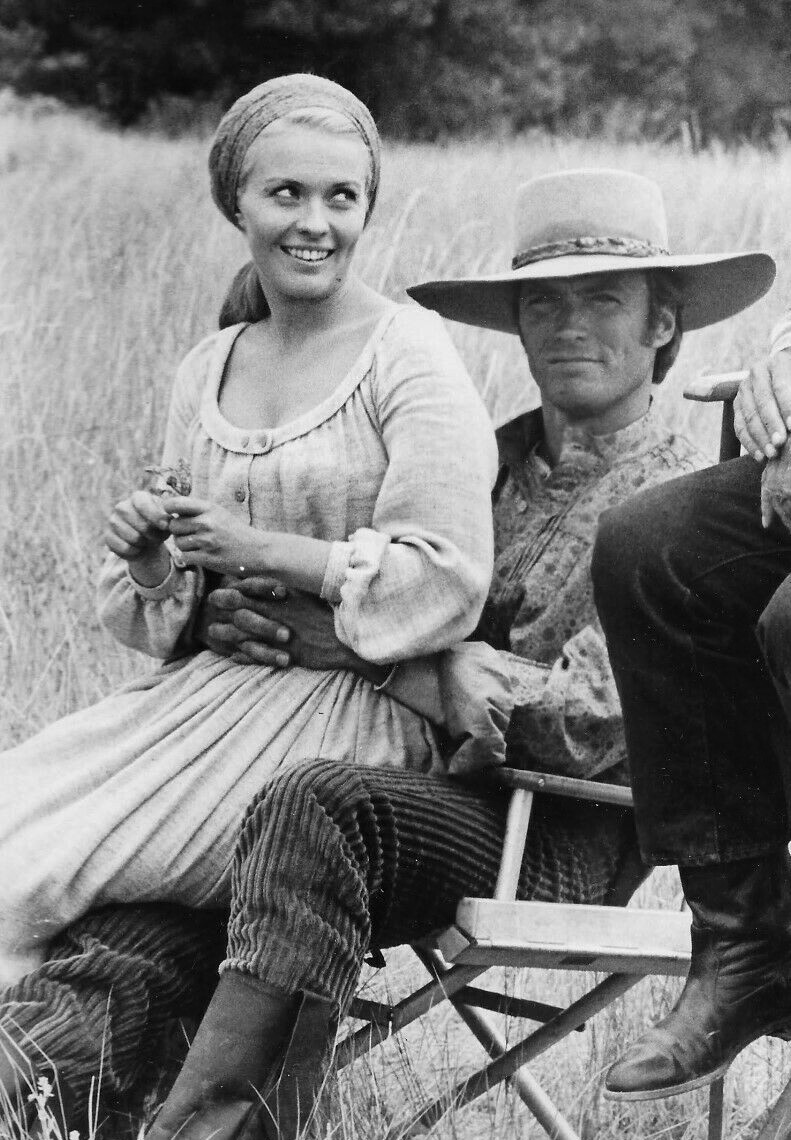 Jean Seberg et Clint Eastwood photographiés entre deux prises de vue sur le tournage de Paint Your Wagon (1969)