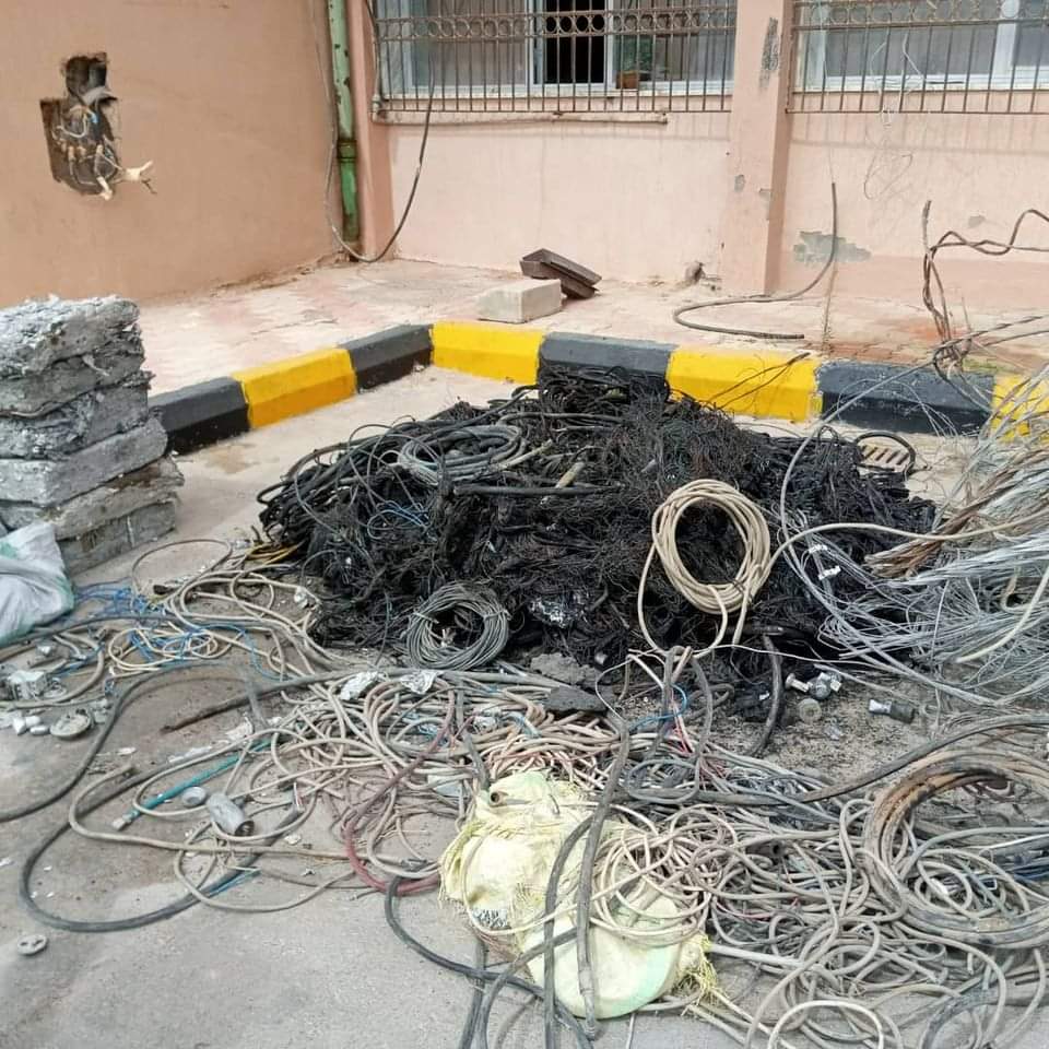 AlMukbir's tweet photo. Khums Security Directorate arrests a gangster who professes to steal electrical wires and smelting them.

#Khums #Libya #Security #Copper https://t.co/KWPoxHuiDb