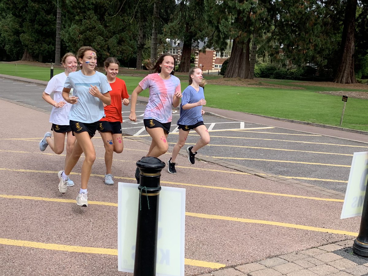 WellyAnglesey's tweet photo. The rest of the girls cross the line! #3rdform https://t.co/5P4AOLte1z