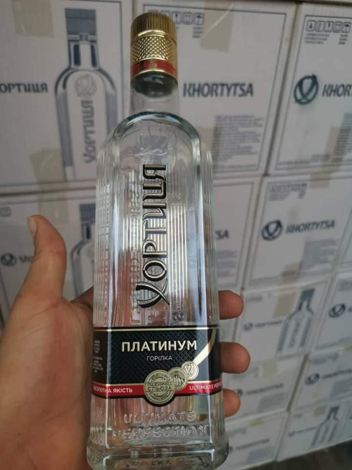 AlMukbir's tweet photo. A container entered the Tripoli port containing 13,000 bottles of wine in 650 boxes imported from Ukraine. This container entered the port on the basis of cleaning materials.

#Libya #Tripoli #GNA #Ukraine #Alcohol https://t.co/4qnpM9UKoK