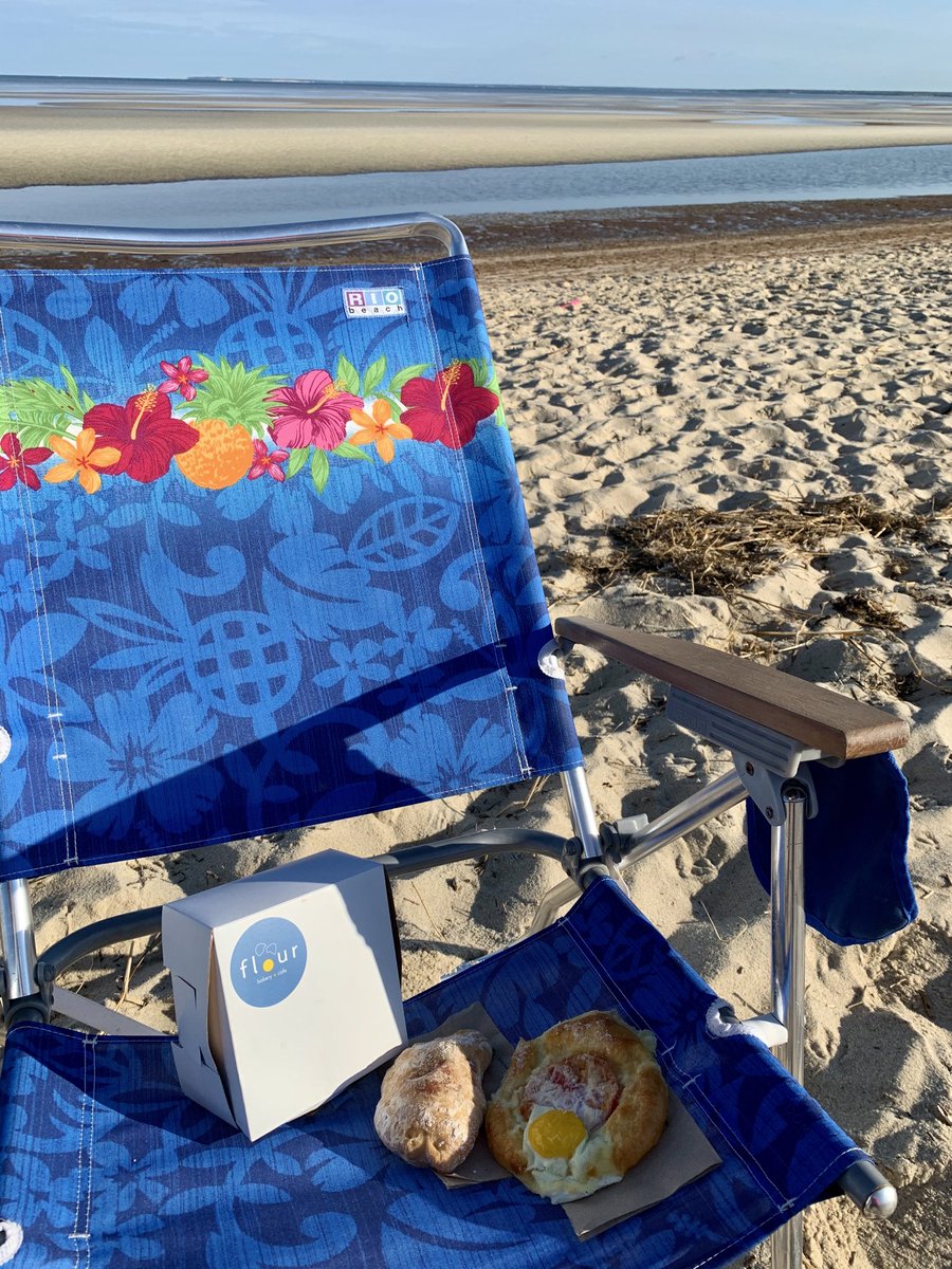 Breakfast on the beach. ⁦<a href="/flourbakerycafe/">flour bakery+cafe</a>⁩ does a pop up ⁦<a href="/snowyowlcoffee/">snowyowlcoffee</a>⁩ ⁦<a href="/jbchang/">joanne chang-myers</a>⁩ #Brewster