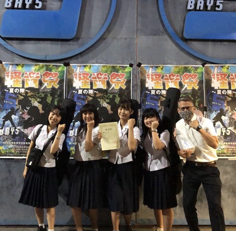 MARSchans's tweet photo. 遅くなりましたが、一週間前！軽音祭お疲れ様でした！私たちMARSは優秀賞を頂きました！冬の陣に向けて頑張りたいと思います！！ https://t.co/U3VjX9ILmv