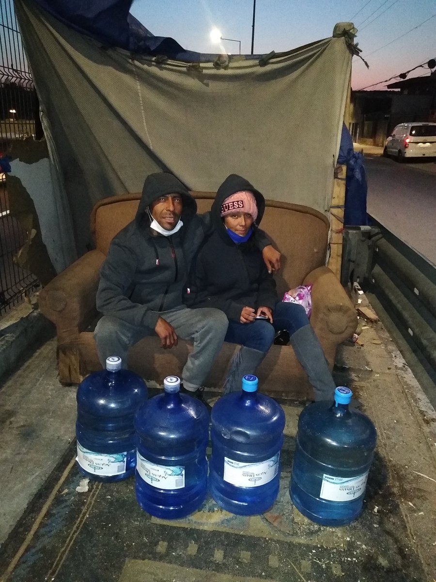 Khristianbrio's tweet photo. Hace 1mes un cliente nos depositó 30.000 y pidió llevar agua a gente en situación calle, Aguas Dimas tomó está iniciativa para cada mes y ayer salimos a llevarles agua a estás personas, llegando a22 grupos n distintas comunas.
Aguas Dimas empresa con sentido social +56953004450 https://t.co/GK5XBSuWVc