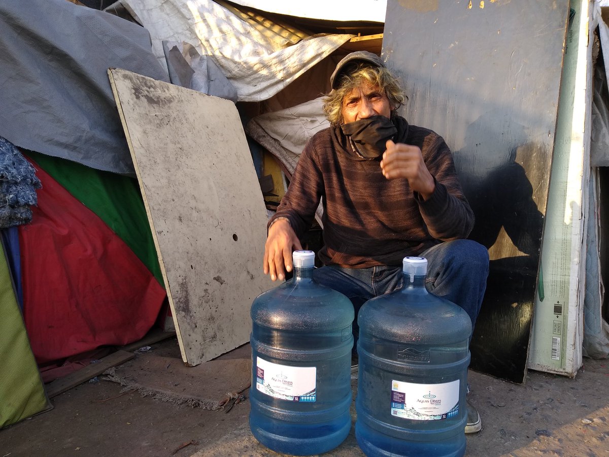 Khristianbrio's tweet photo. Hace 1mes un cliente nos depositó 30.000 y pidió llevar agua a gente en situación calle, Aguas Dimas tomó está iniciativa para cada mes y ayer salimos a llevarles agua a estás personas, llegando a22 grupos n distintas comunas.
Aguas Dimas empresa con sentido social +56953004450 https://t.co/GK5XBSuWVc