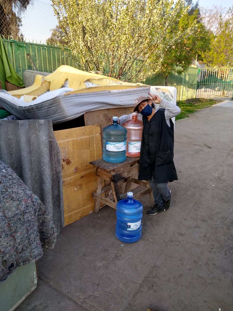 Khristianbrio's tweet photo. Hace 1mes un cliente nos depositó 30.000 y pidió llevar agua a gente en situación calle, Aguas Dimas tomó está iniciativa para cada mes y ayer salimos a llevarles agua a estás personas, llegando a22 grupos n distintas comunas.
Aguas Dimas empresa con sentido social +56953004450 https://t.co/GK5XBSuWVc