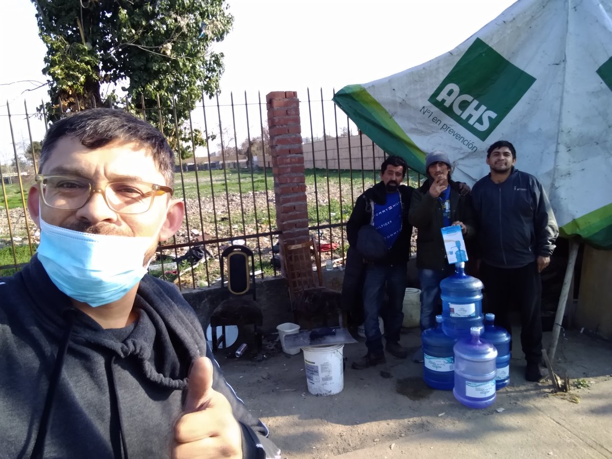Khristianbrio's tweet photo. Hace 1mes un cliente nos depositó 30.000 y pidió llevar agua a gente en situación calle, Aguas Dimas tomó está iniciativa para cada mes y ayer salimos a llevarles agua a estás personas, llegando a22 grupos n distintas comunas.
Aguas Dimas empresa con sentido social +56953004450 https://t.co/GK5XBSuWVc