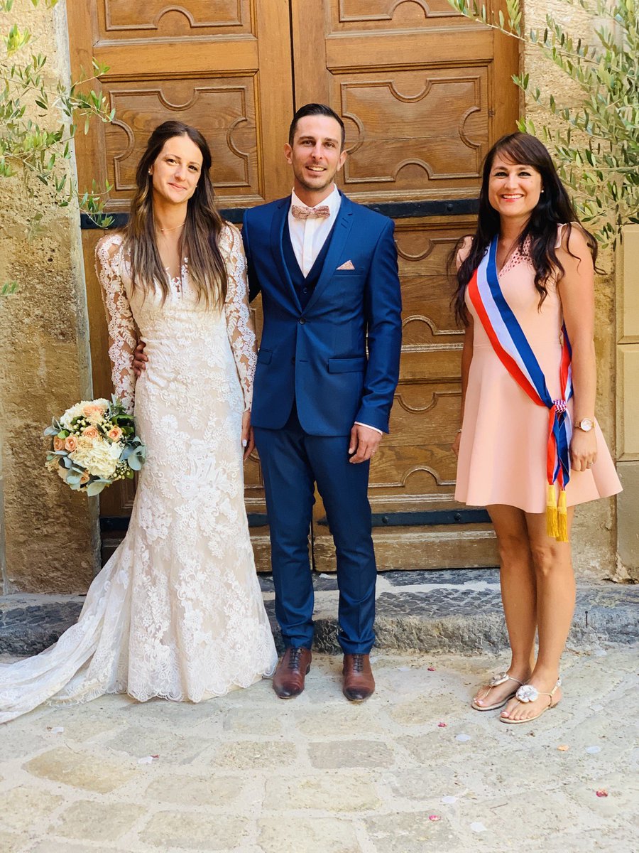 C_Dintorni's tweet photo. Très heureuse d’avoir célébré l’union de Kim &amp; Pierre en plein cœur de notre village @rimplas si joliment décoré pour l’occasion. Félicitations &amp; vive les mariés 🧖🎊🎉🎀🥰 https://t.co/m91rxkO9sT