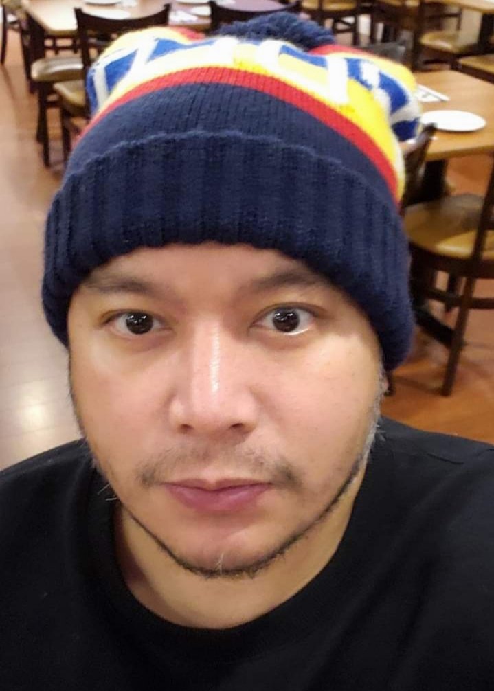 Sosynera's tweet photo. @chika_pinoy eto na c Blue ngayon, he's in Abroad. https://t.co/hJ8Xz4AsYE