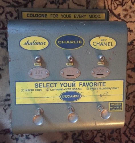 香水を忘れたときに重宝した？1950～60年代に米国で流行った香り自販機！
