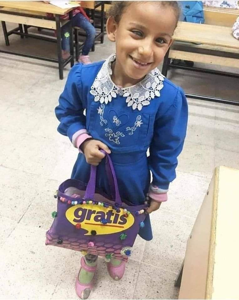 Alışveriş çantasını süsleyip okul çantası yapan bu masum kızımıza Gratis ten burs ve kıyafet desteği bekliyoruz <a href="/GratisTr/">gratistr</a>