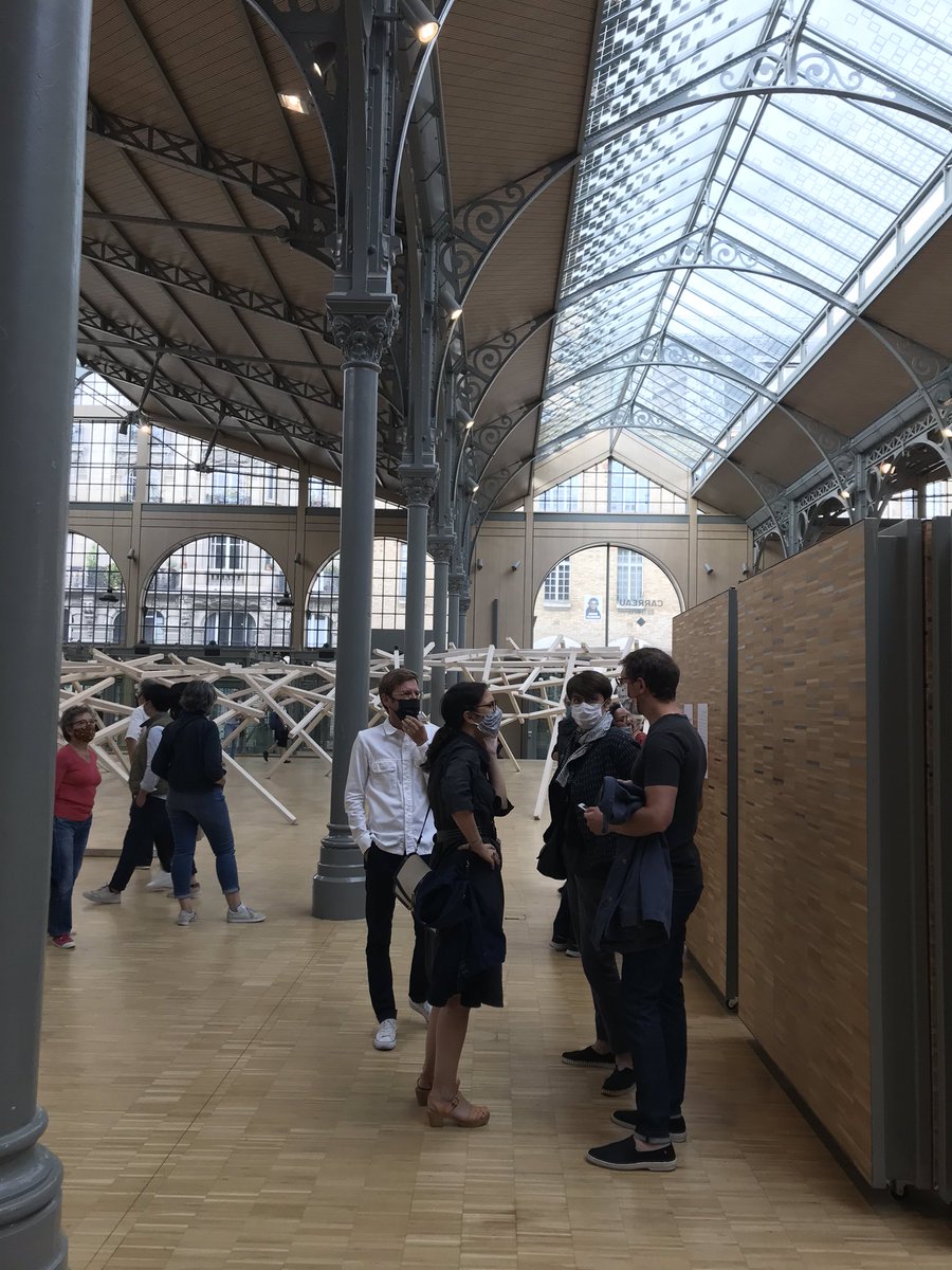 MParisCentre's tweet photo. Le maire de #ParisCentre @ArielWeilT est au @CarreauDuTemple, qui montre entre autres le travail de  #johannleguillerm : "La Transumante", des carrelets de bois manipulés avec précision, forment un ensemble qui traverse la halle et se déplace dans la rue. #traverseesmarais https://t.co/EsqEQ6nLMj