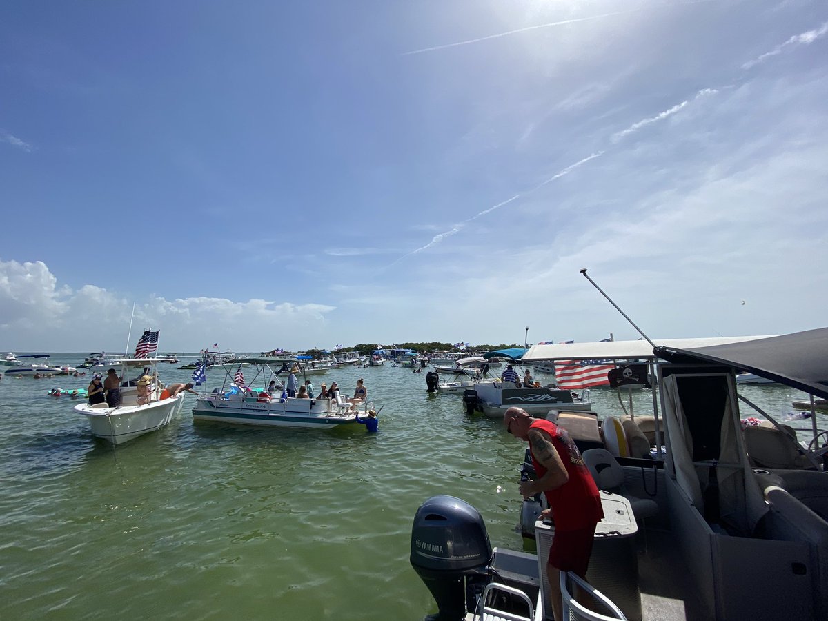 jes20014's tweet photo. Fun day on the water yesterday with a live band on a barge, round two today 😁🍺 https://t.co/zjJ2biVGMe