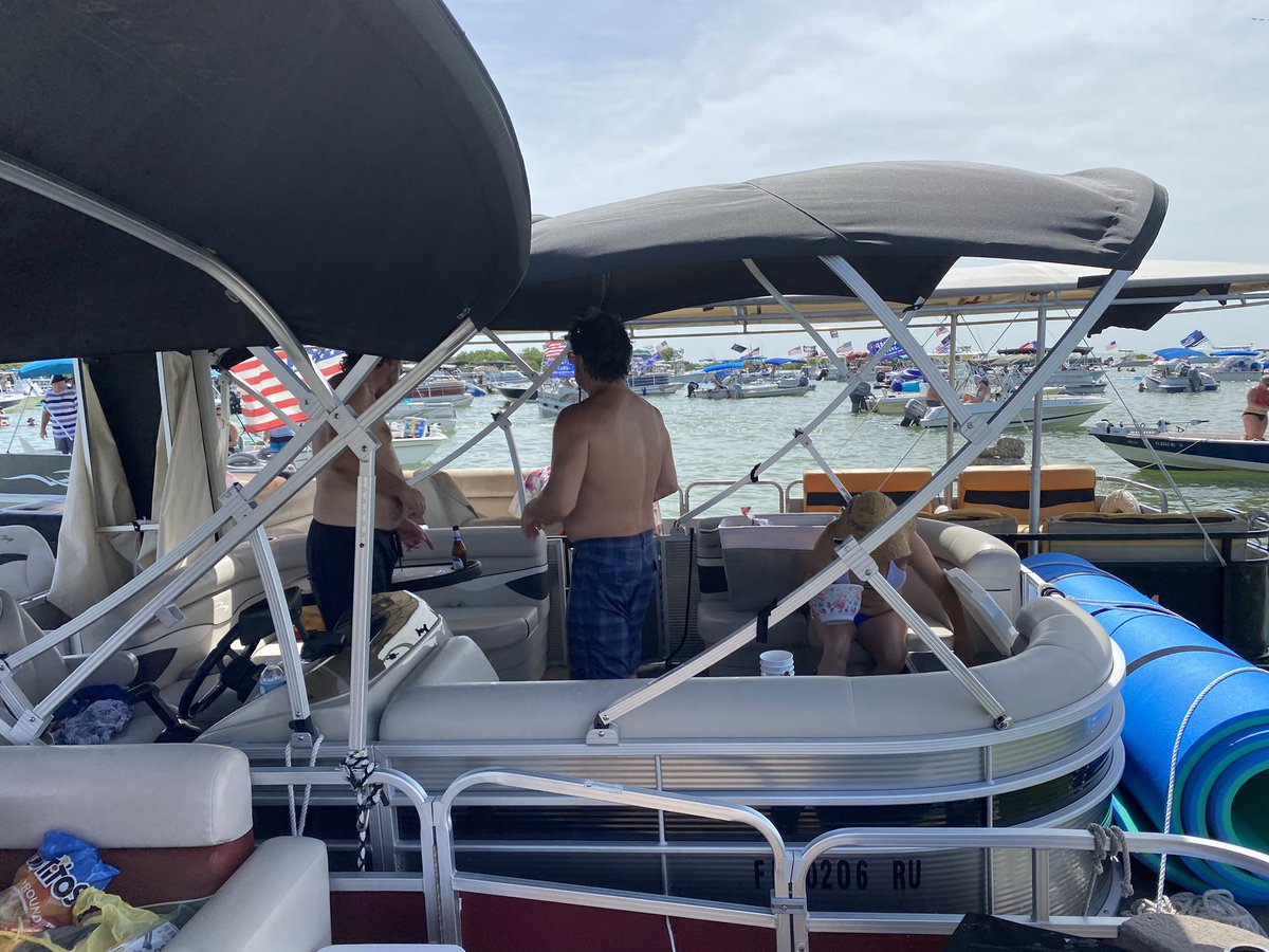 jes20014's tweet photo. Fun day on the water yesterday with a live band on a barge, round two today 😁🍺 https://t.co/zjJ2biVGMe