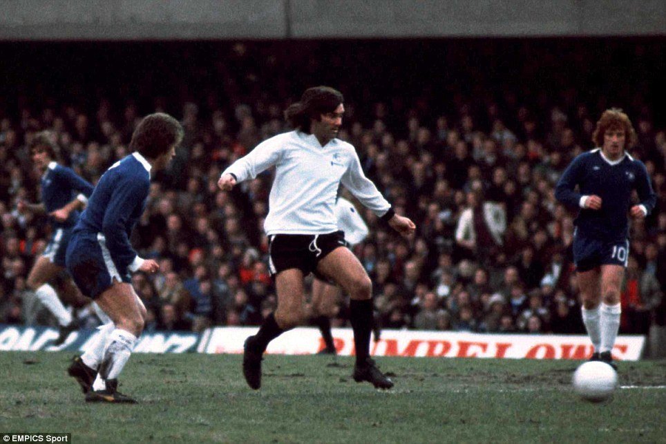 robertmdaws's tweet photo. #GeorgeBest Fulham #IanBritton and #RayLewington Chelsea https://t.co/YjIXPf0hHd