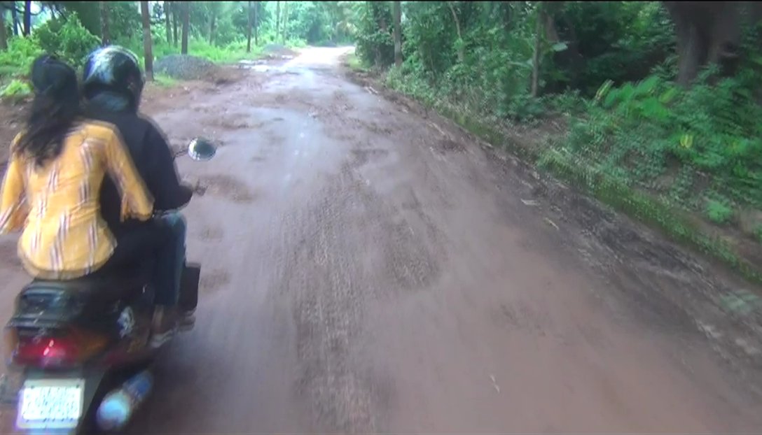 InGoa24x7's tweet photo. Forget about potholes, one has to search for road in #Siolim!
WATCH: https://t.co/lSe5s8hQmN
#Goa #GoaNews #Potholes https://t.co/vLeypcDVyp