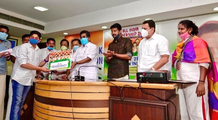 JawaharBalManch's tweet photo. Honorable @INCKerala President Shri @MullappallyR inaugurated the state-level membership drive of @ManchBal at Indira Bhavan in the presence of @chennithala, @Oommen_Chandy, @gvharigv, @KM_KPCC, @RamyaHaridasMP. https://t.co/gmaYpdVuS5