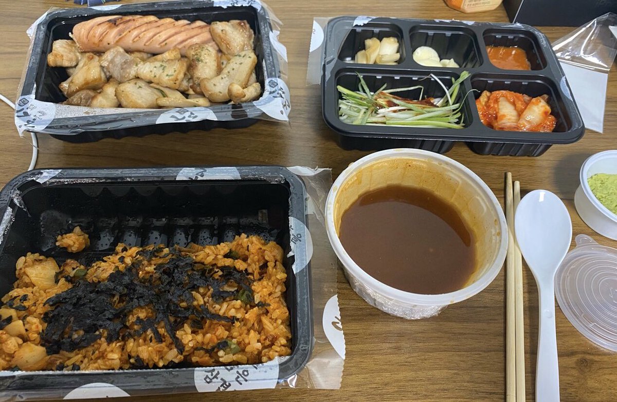 ATEEZofficial's tweet photo. [#민기] 야식은 몸에 해롭고... 정신건강에 이롭다... 그러니까... 먹자... 으흡....
#ATEEZ #에이티즈 https://t.co/VGFqpnZlSq