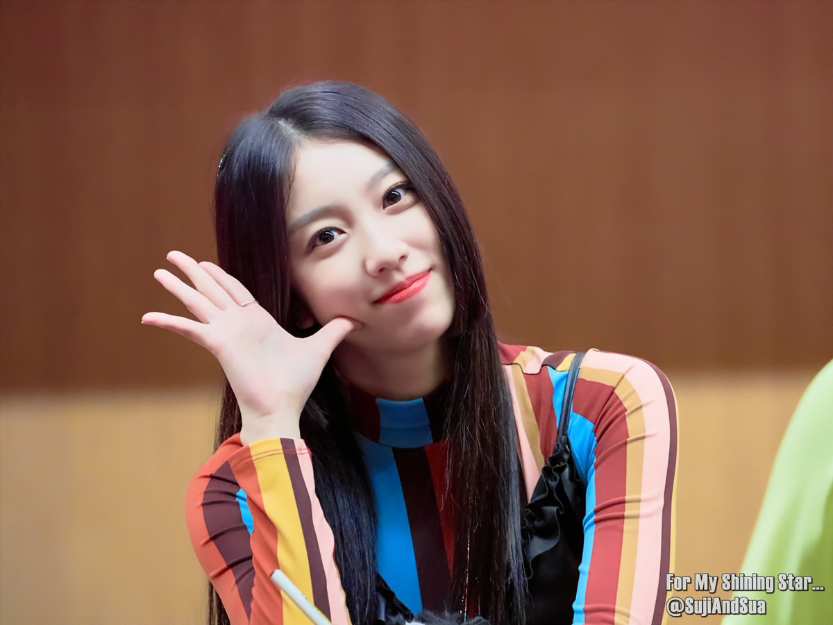 SujiAndSua's tweet photo. 180928 유니티 팬사인회 수지 4pics

주말 순-삭 실화...?

#유니티 #이수지 #수지 #UNI_T #Leesuji #suji #theark #realgirlsproject https://t.co/K7XbETeFEv