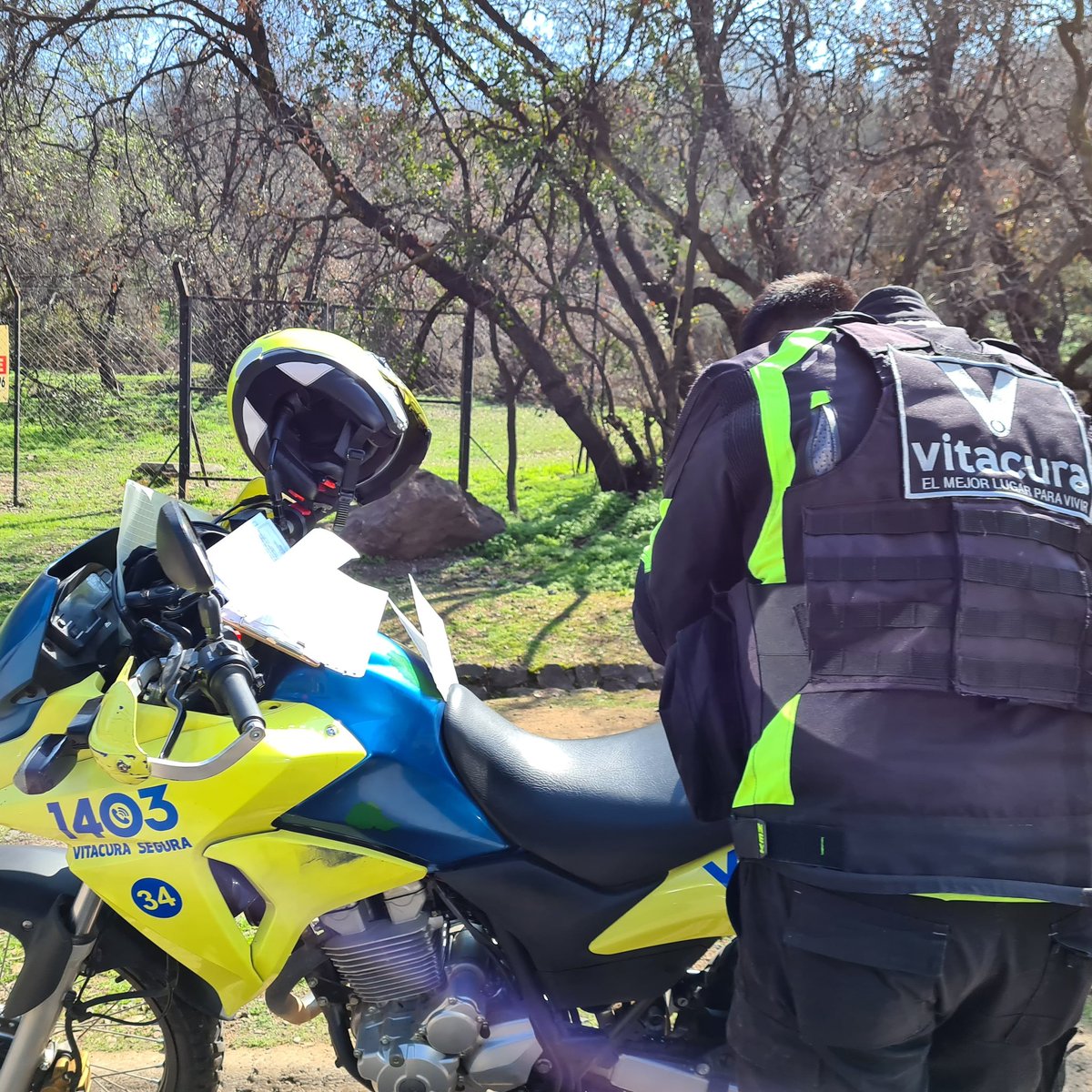 paulinavrincon's tweet photo. Inspectores municipales de vitacura sacando partes a los autos en Vía Roja para acceder al  Cerro Manquehue.
En un día familiar la @vitacura empaña la actividad con una actitud de poca empatía frente al contexto social.
@troncotorrealba destiñes con tu actuar.
#cerromanquehue https://t.co/12ZlIp5wHR