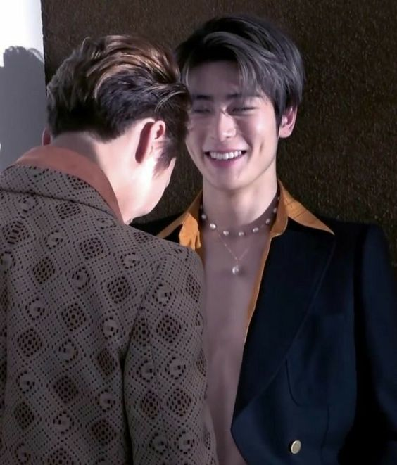 จอนนี่อ่านโพยนี้ต่อหน้าบาทหลวงและแขกที่มาร่วมงานในวันแต่งงานที่โบสถ์