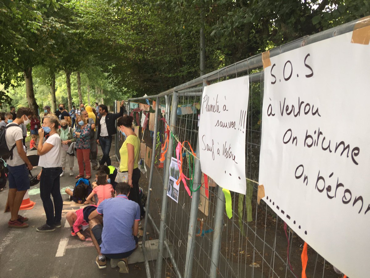 HebdoSevreMaine's tweet photo. Environ 300 personnes mobilisées ce dimanche après-midi à Vertou pour dire non à l’abattage des 16 arbres 🌳 près du quai de la chaussée dans le cadre de l’aménagement du site. Les travaux 🚧 doivent commencer demain. https://t.co/I231l1SU44