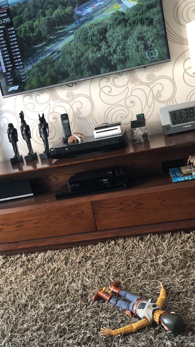 agomesdesousa's tweet photo. @LewisHamilton está com sangue nos olhos.  1:22:291 melhor volta da prova! Mas talvez precise de mais do que isso pra pegar podium hoje! 
Até o Woody ficou desanimado! 
Go Go Go Hamilton! https://t.co/7GNvOZZIfx