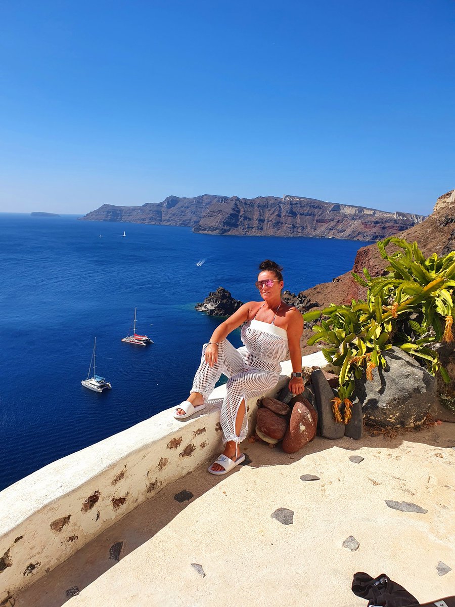 aly_bates's tweet photo. #Santorini #Greece #oia #LockdownLife 😍💖 https://t.co/Nw5cEZLgpE