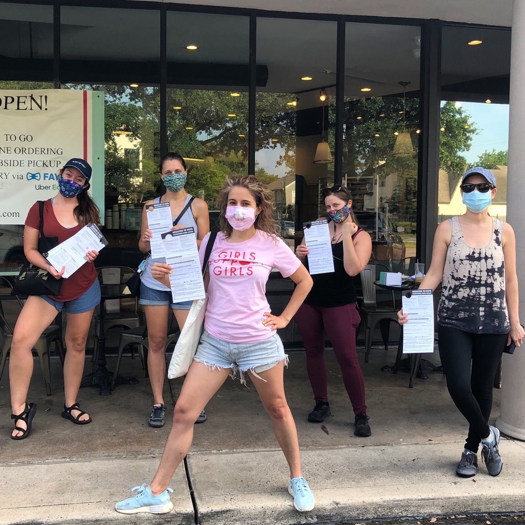 EvaAKelly2's tweet photo. On Sunday mornings we drop ~900 voter registration cards in an apartment complex w/our gfs! Love my squad! #GetOutTheVote #TheFutureIsFemale https://t.co/D6qF0JxE6s