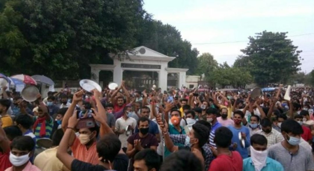 avinash09786014's tweet photo. This is how we Indians doing social distance at allahabad. @CMOfficeUP @myogiadityanath and this is how your administration work in UP.
#Shame . All this students are on road for job vacancies their demand is right but the way demanding may put others life in risk. https://t.co/28h7JXKDBy