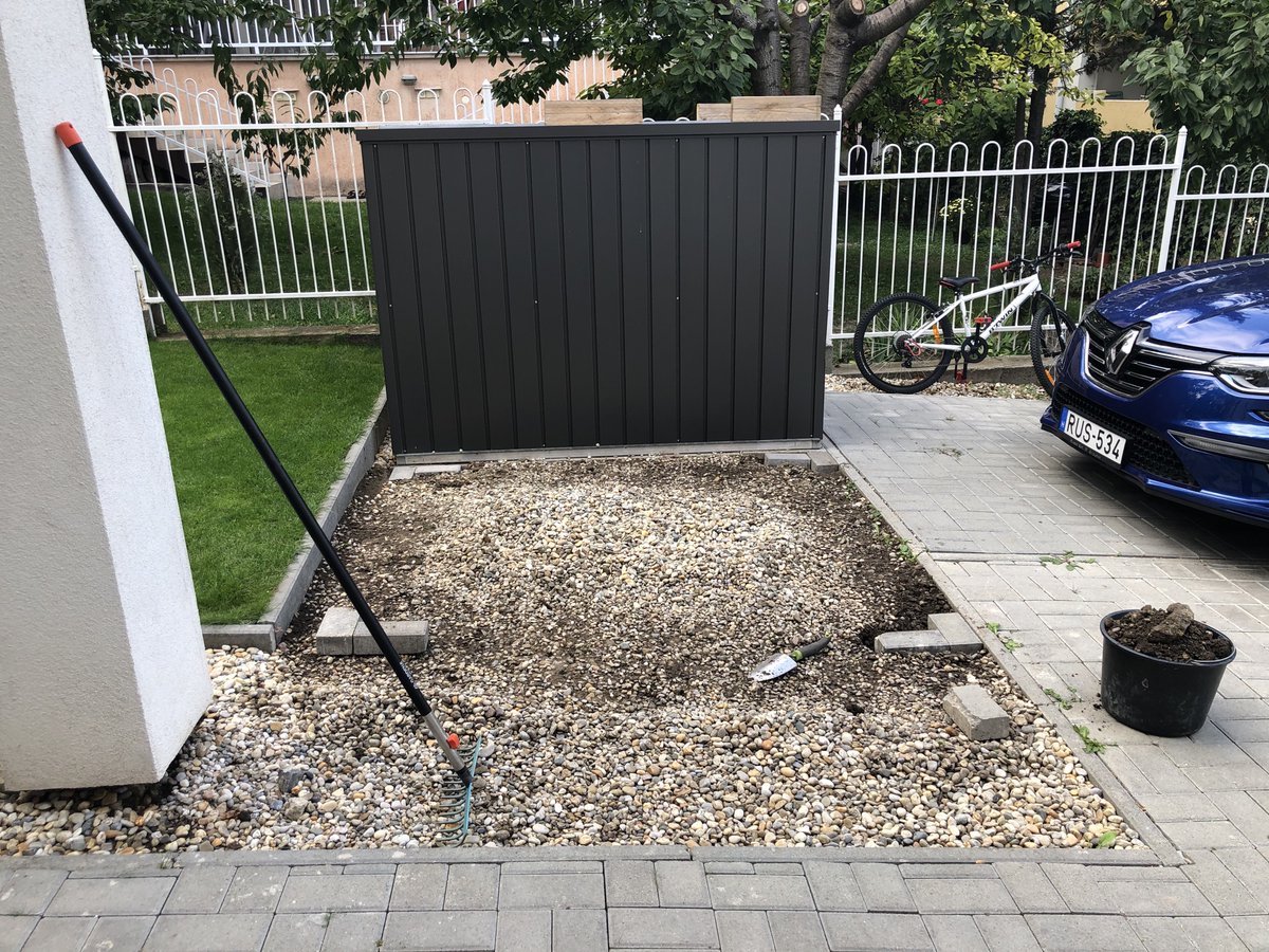 reisingerg's tweet photo. Belekeztem egy újabb projektbe a háznál… :) A #biohort bringa tátroló mellé építek még egy tárolót fából. Ma megvettem a kerethez szükséges gerendákat. Megcsinálom a sarkokat, csiszolás, festés, építés. https://t.co/swpe9UqapK