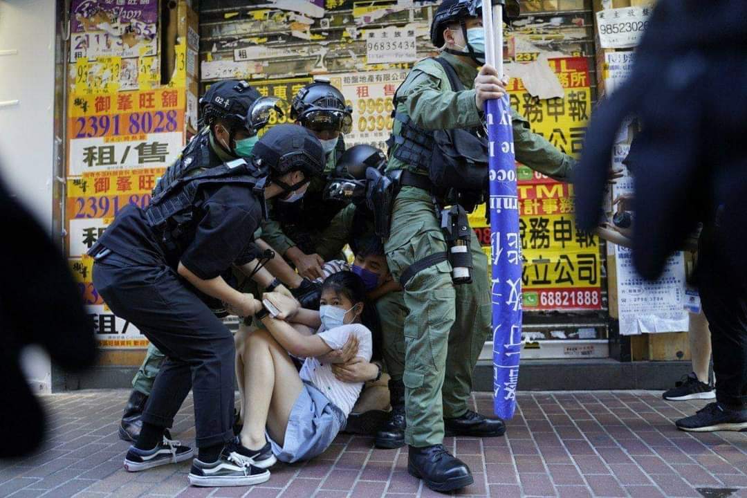 AnsonUay's tweet photo. @SkyNews Hkpolice has gone crazy, if u saw them, u just wanted to escape from them ~ that little girl is 12 yrs old , she went shopping at mongkok, hkpolice 4 to 5 ppl pressed from on ground 

#HKpolicebrutality https://t.co/3Lvy3wgGJm