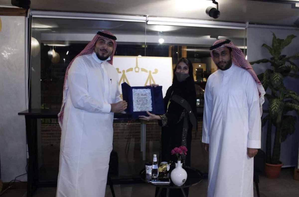 coffeelaws's tweet photo. سررنا وسعدنا نحن @coffeelaws باستضافة اللقاء الثالث على التوالي لأصدقائنا فريق مبادرة أصحاب القانون @friendsforlaw

وحلّ ضيفًا على اللقاء د.أحمد صلاح الدين بالطو عضو هيئة التدريس بكلية الحقوق بجامعة الملك عبدالعزيز.

كل التوفيق لأصحاب القانون ومرحّب بهم دائمًا في #لاوس_كافيه☕️⚖️. https://t.co/QY40YiGFng