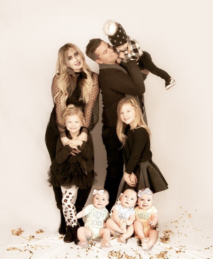 ImogeneDeRosa's tweet photo. The only picture we’ve ever managed to get where almost all of us are looking at the camera..... please don’t judge if we reuse for our holiday cards this year! https://t.co/csWRZeNcmA