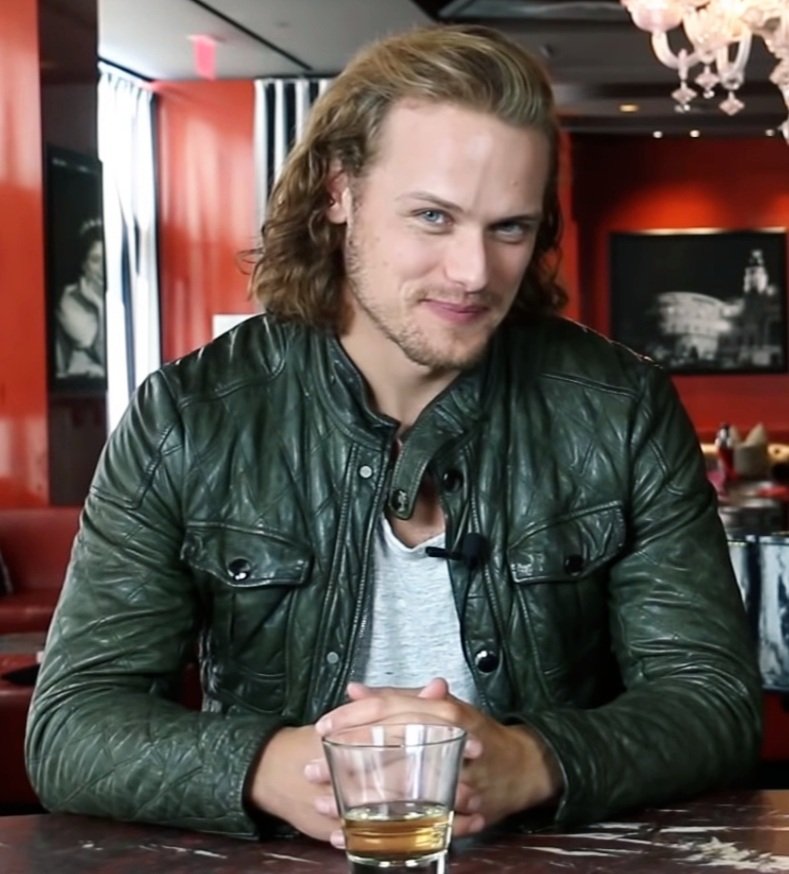 That perfectly charming side smile! #SamHeughan