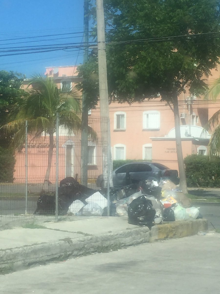 Basura acumulándose en las calles de Cancún