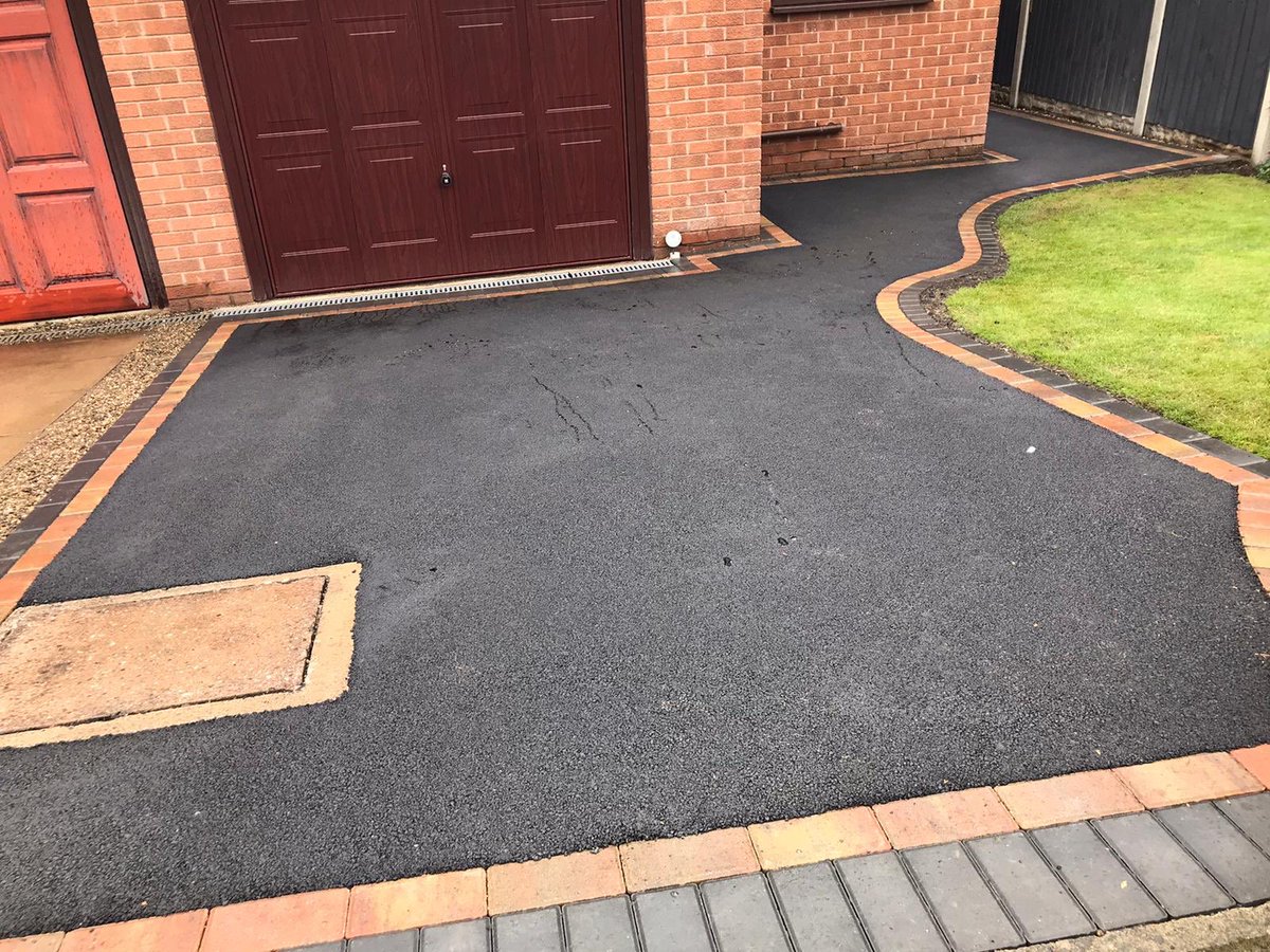 15jjc's tweet photo. So just had driveway & down side of the house done by ACS Flintshire County Paving Ltd here in Wrexham, really happy with the results & hard work they put in, would recommend these guys if youβre looking to Tarmac Driveπ@Wrexham #homeimprovement #TarmacDriveways #homeprojects https://t.co/k92rsiRA0Z