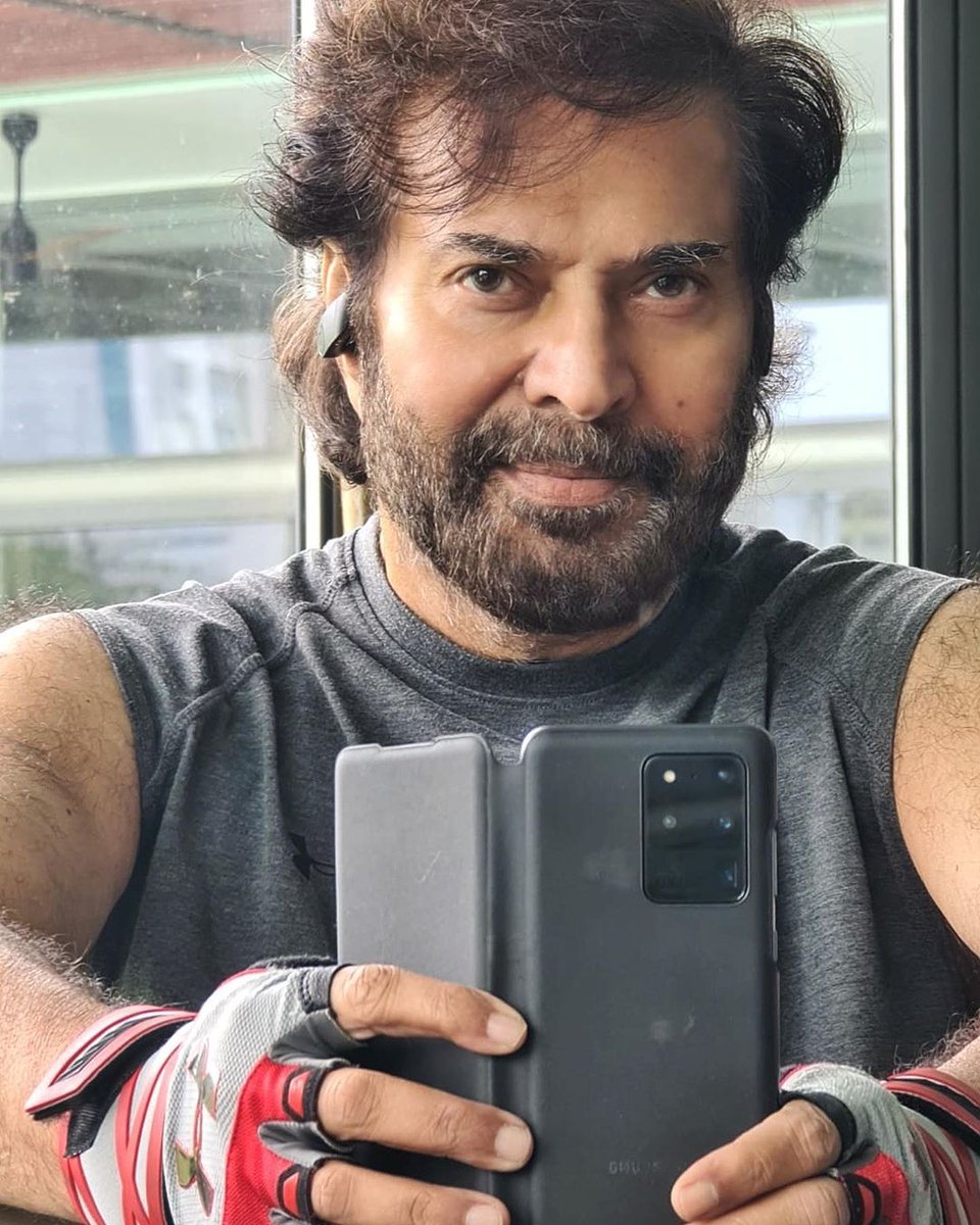 PrabhaAjithFan's tweet photo. How many Rt this terrific look 🔃🔃

@mammukka 

#HappyBirthdayMammukka #Valimai https://t.co/Ydf3ZN9tQL