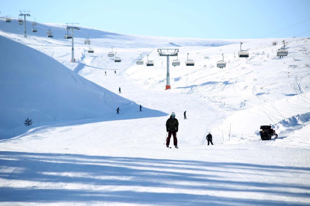 mhilmiguler's tweet photo. Kışın çekilebilecek en güzel fotoğraflar için Çambaşı Kayak Merkezi'mizde çalışmalar devam ediyor ❄️ https://t.co/YUxdSaT0ma