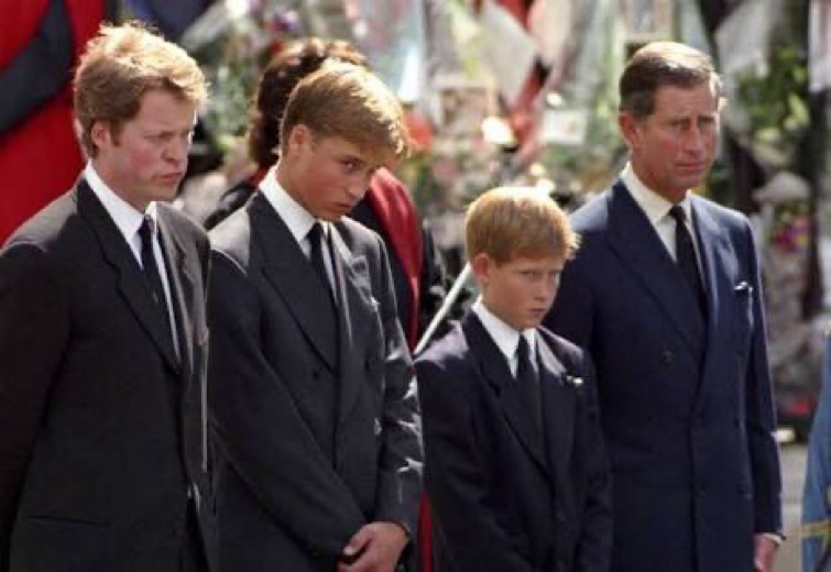 EfemerideDelDia's tweet photo. #UnDiaComoHoy #06S de 1997 en Londres se realiza el funeral de la princesa Diana de Gales; asiste un millón de personas.
#LadyDi https://t.co/BWeyLXASUP
