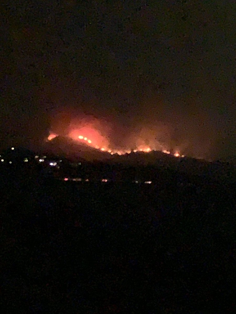MartianBad's tweet photo. Hoping we see more containment today before the wind storm Monday. 🔥 Thanks to all the crews working to keep this away from us. https://t.co/DJc1UxZZWq