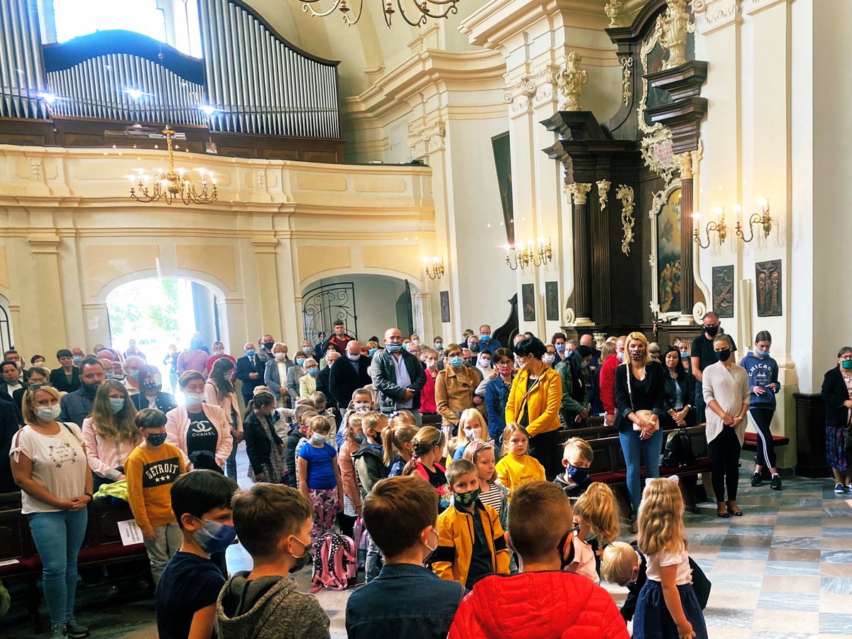 xKrzysztofC's tweet photo. Dziś pierwszy raz od prawie pół roku była okazja do Modlitwy #Eucharystycznej z udziałem dzieci. Średnia wieku na #Mszy spadła, nie tylko dzięki dzieciom, ale rownież ich rodzicom. Poświeciliśmy tornistry pierwszakom 😉 https://t.co/2DHnpcRzlX