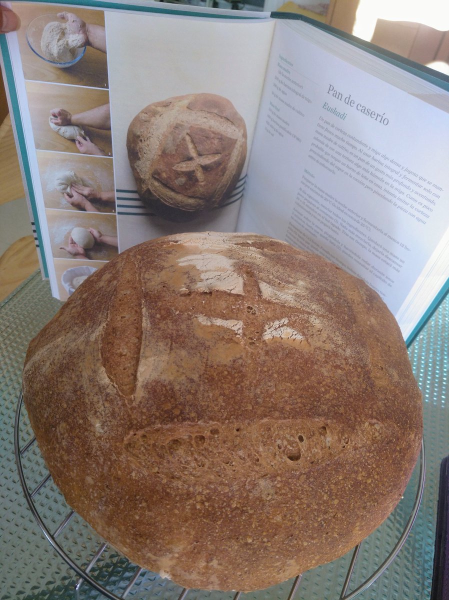 LeonorOsuna11's tweet image. Yo sigo: pan de caserío y pan de molde. Recetas de @ibanyarza y harinas de @elamasadero La de pan de molde me ha salido de aquella manera, pero la miga es espectacular. De todas formas, prefiero la receta de molde con #tanzhong de @MiriElinvitado