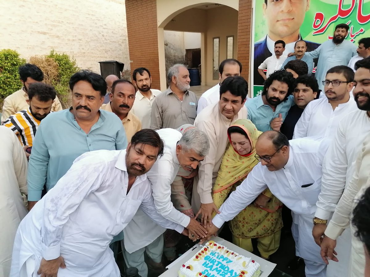 AqeelNHashmi's tweet photo. آج مورخہ 06 ستمبر کو پاکستان مسلم لیگ ن بہاولپور کے زیر اہتمام اپوزیشن لیڈر پنجاب اسمبلی اسیر جمہوریت جناب حمزہ شہباز صاحب کی سالگرہ کا کیک کاٹا گیا۔ تقریب کا اہتمام ضلعی صدر مسلم لیگ ن خالد محمود ججہ صاحب نے کیا۔
#TeamHashmiPK https://t.co/AXV8aR3AT4